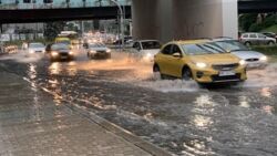 Oberwanie chmury nad Warszawą. IMGW ostrzega przed kolejnymi gwałtownymi burzami