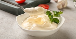 Złe wieści przed Wielkanocą. Producent ulubionego majonezu Polaków zamyka dwie fabryki