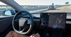 Tesla wprowadziła tryb "Mad Max". Szybsza jazda, ale większe ryzyko kolizji