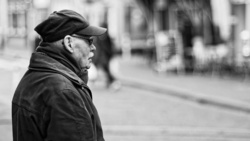 Agresywny klub srebrnego włosa czy kochani seniorzy?