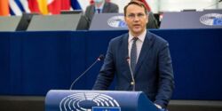 Sikorski: Le Pen spłaca dług za pieniądze na kampanię od Putina