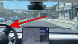 Zobacz, jak autonomiczna Tesla kilka razy próbuje zabić kierowcę [WIDEO]