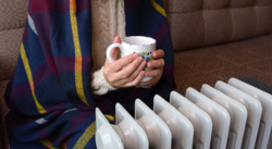 Kazali zlikwidować piece, ale ciepła z sieci nie podłączyli. Mieszkańcy marzną i śpią w kożuchach