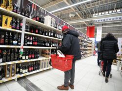 Podczas pandemii pije mniej osób, ale za to większą ilość alkoholu. Ekspert o wzroście liczby zgonów