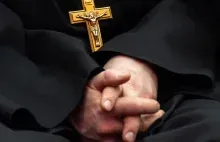 Dyrektorka zgłosiła że ksiądz dotyka dzieci. Wieś chciała ją wywieźć na taczkach