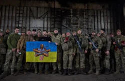 Ukraina: Prezydent Zełenski złożył wizytę na froncie, nagrodził obrońców Bachmutu