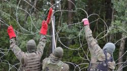 "Wcześniej wojskowi byli w sali gimnastycznej. Teraz wybudowali otoczony drutem obóz obok szkoły"