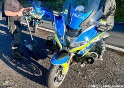 Groźny incydent na drodze krajowej! Hulajnoga elektryczna wśród rozpędzonych pojazdów