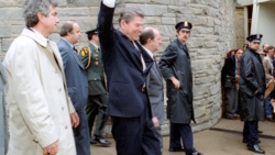 Pierwsze minuty po zamachu na Ronalda Reagana. Najpilniejszą sprawą było ustalenie kto ma czarną walizkę