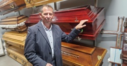 Jak zauważa Arkadiusz Ambroziak, właściciel zakładu pogrzebowego wyższa zapomoga od państwa sprawiła,że Polacy Wybierają np. droższe trumny.