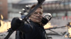 Hawkeye - superbohater w nowym kostiumie z serialu. Jest purpurowy