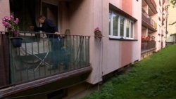 Dzicy lokatorzy w kawalerce. Jeżdżą autem za 100 tys. zł