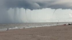 Trąby wodne na Bałtyku. Zaskoczeni plażowicze robili filmiki i wrzucali do Internetu