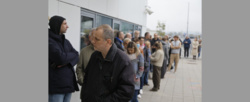 Przedterminowe wybory w Serbii. Tłumy głosujących, część przyszła z własnymi długopisami