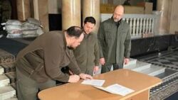 Wojna Rosja-Ukraina. Zełenski podpisał wniosek o członkostwo jego kraju w UE