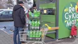 System kaucyjny w praktyce. Emeryt zarabia 300 zł tygodniowo