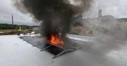 Pierwszy taki test w Polsce. Podpalili dwie hale z działającymi panelami słonecznymi by sprawdzić co się naprawdę stanie