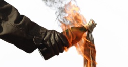 Antyimigracyjne zamieszki w Irlandii Płn. po gwałcie nastolatki. 15 policjantów z obrażeniami