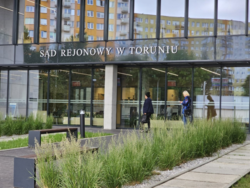 Społecznik oskarżony o bicie i gwałt, proces w Toruniu trwa szósty rok