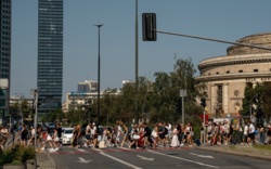 Polska przymyka drzwi dla cudzoziemców spoza UE. Od 2021 roku liczba zezwoleń na pobyt spadła o 51,7%