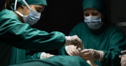 Lekarz zrobił przerwę podczas operacji, by wyjść do kochanki. Ruszył proces