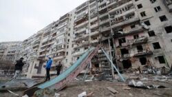 Wojna na Ukrainie. Rzecznik chińskiego MSZ obwinia USA i NATO. Ukraina stała się "polem bitwy"