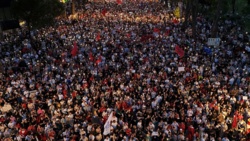 Tysiące Albańczyków na ulicach protestuje, żądając dymisji premiera