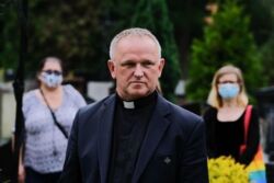 Duchowni chcieli przekazać dary migrantom. Odmówiono im