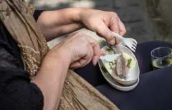 Dzień Kiszonego Śledzia. Szwedzi świętują jedząc kontrowersyjny przysmak