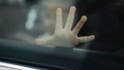 Szczecin. Zmarło dziecko, które spędziło kilka godzin w zamkniętym aucie