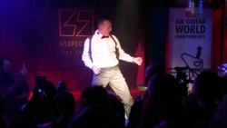 Wideo. Pasja i show na scenie: najlepsi w grze na niewidzialnej gitarze