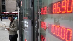 Rosjanie masowo wycofują gotówkę z banków w związku z wojną z Ukrainą