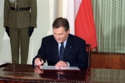 26 lutego 1999 r., gładko ogolony, pachnący wodą kolońską prezydent RP Aleksander Kwaśniewski ratyfikuje przystąpienie Polski do NATO. Za kilkanaście dni Polska stanie się oficjalnie częścią sojuszu. Jelcynowska Rosja była wtedy słaba, ale polscy politycy wiedzieli, że to się może