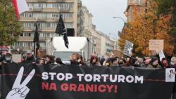 Manifestacja solidarności z uchodźcami przeszła przez Warszawę. "Stop torturom na granicy"
