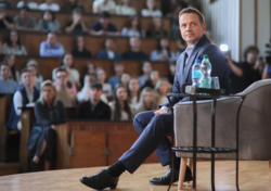 Trzaskowski o Nawrockim: "Zabierał kolegom kanapki"