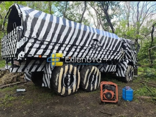Rosjanie próbują zastosować "kamuflaż oślepiający" (dazzle camouflage), aby ukryć swoje ciężarówki - alaMAkota - Hejto.pl