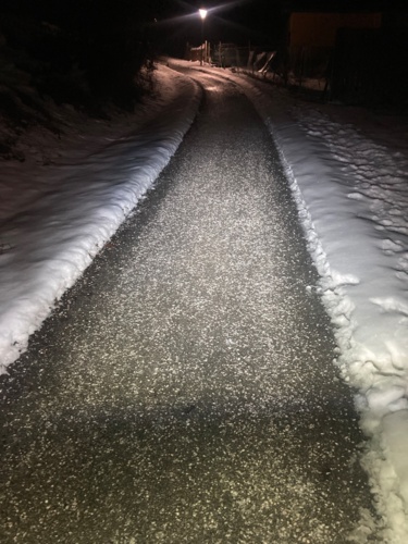 #gololedz #austrianacodzien #zimonapierdalaj Jeden z gamechangerow do utrzymania dróg w czasie gololedzi są kamyczki - Bjordhallen - Hejto.pl
