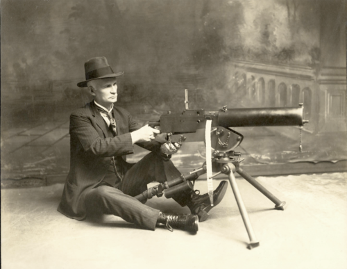 #bron #starefotografie Scrolluj dalej. To tylko John Moses Browning cieszący się życiem. - pierdonauta_kosmolony - Hejto.pl