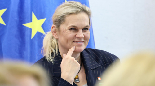 Zakaz używania telefonów komórkowych w szkołach staje się faktem. Barbara Nowacka podała datę - FXMAG - Hejto.pl