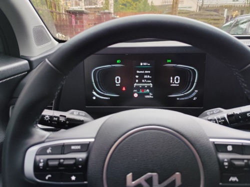 O ludzie ale to brzydkie. Kto to projektuje :smiley: motoryzacja #samochody #kia Jak można po prostu dać płaski ekran - NatenczasWojski - Hejto.pl