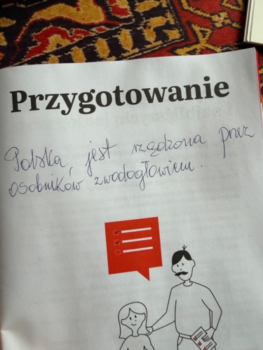 Trafił w moje i Owczarka ręce ten słynny poradnik bezpieczeństwa. ...tylko dostało się nam wydanie drugie - Wrzoo - Hejto.pl