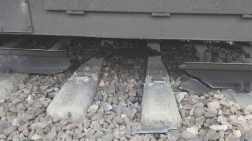 Prowokacja na torach do Puław? Ubytek 1m torów - tomilidzons - Hejto.pl