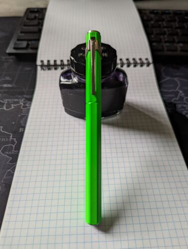 He he, patrzcie jaki śmieszny ołówek, taki zielony jak te z BICa. Dzisiaj przedstawiam wam - Caran d'Ache 849. Dużo - Rozpierpapierduchacz - Hejto.pl