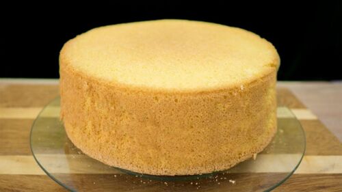 Jak zrobić taki równy biszkopt? Ja za każdym razem jak robię to po wystygnięciu mi się ten środek trochę zapada - BettyLou - Hejto.pl