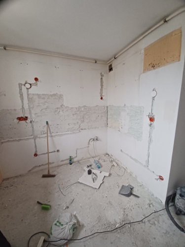 Przegryzam tosta twarogiem, więc krótki raport z trzeciego dnia remontu. https://www.hejto.pl/wpis/remont-dzien-drugi - Elvisiako