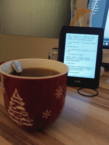 Kruwa XD Ludzie to jednak bydło. Siedzę na nocce, czytam książkę na zapleczu, ale słyszę smiechy i heheszki, to - Rysia - Hejto.pl