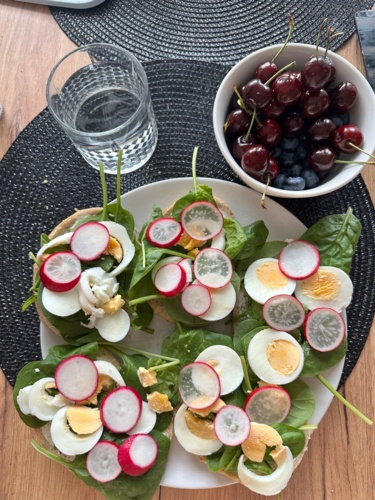 Po odbytym bieganku, już więcej kolorów na talerzu. Kanapki z szpinakiem, jajkiem i rzodkiewką z dodatkiem soli. A - Trypsyna - Hejto.pl
