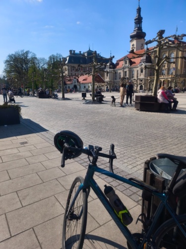 UGAWA! Pedalarze z hejto znowu grasujo! Ten trzeci to już przesadził, przybił rowerek do drzewa jak jezuska! - vredo - Hejto.pl