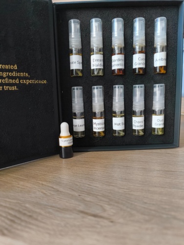 Ktoś chętny na secik sampli Grande? 10x3ml spray + 2ml attar - 600pln #perfumy - pomidorowazupa - Hejto.pl