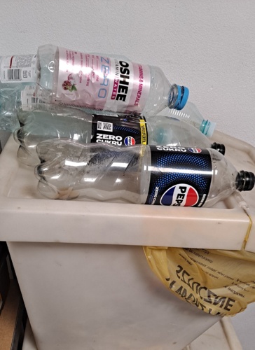 #recykling Muszę opracować jakiś sposób przechowywania tego, by dołączyć do nowego ekologicznego, ulatwiajacego - PlatynowyBazant - Hejto.pl